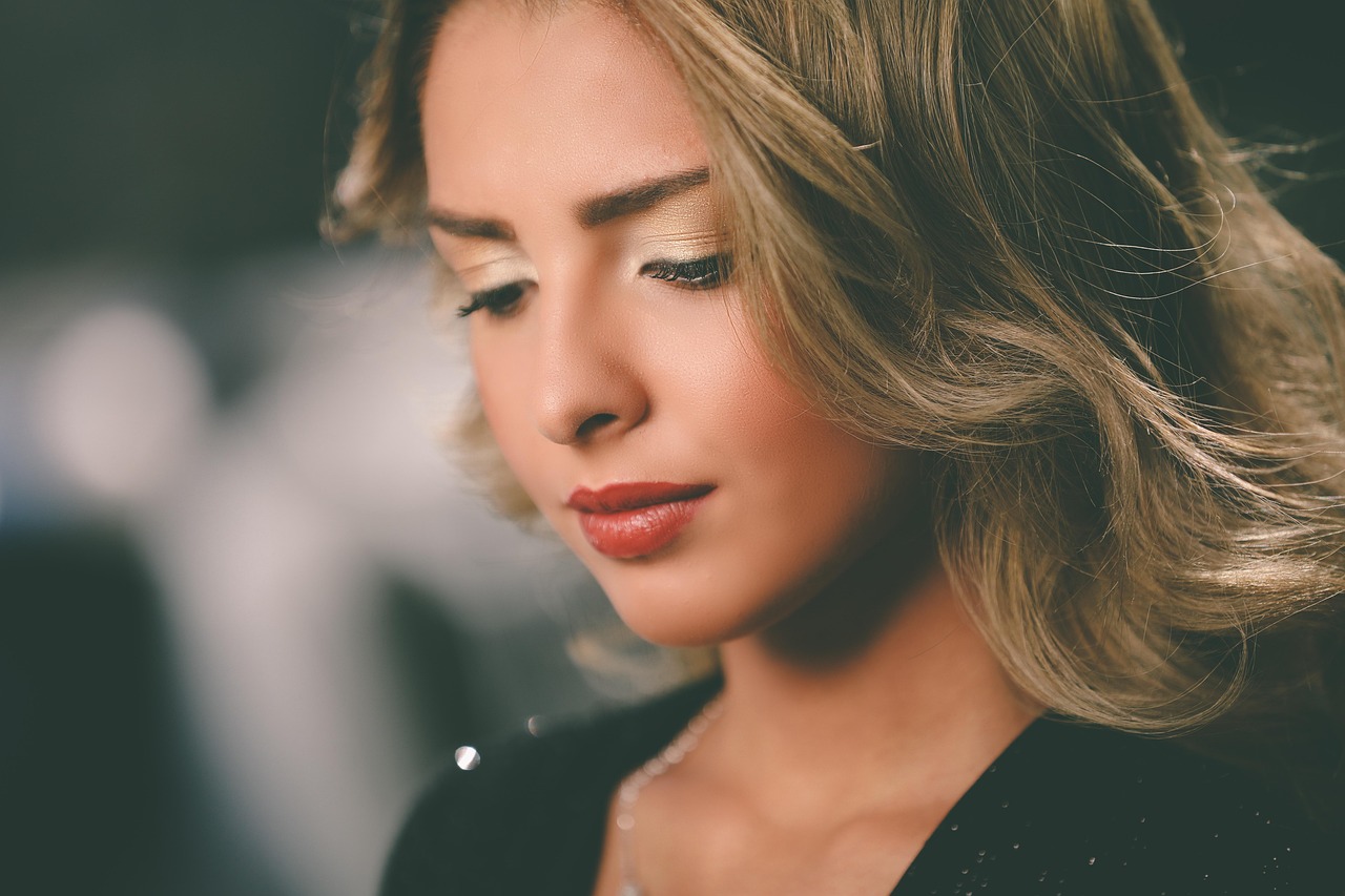 卷發(fā)發(fā)型明星的時(shí)尚魅力與影響力解析