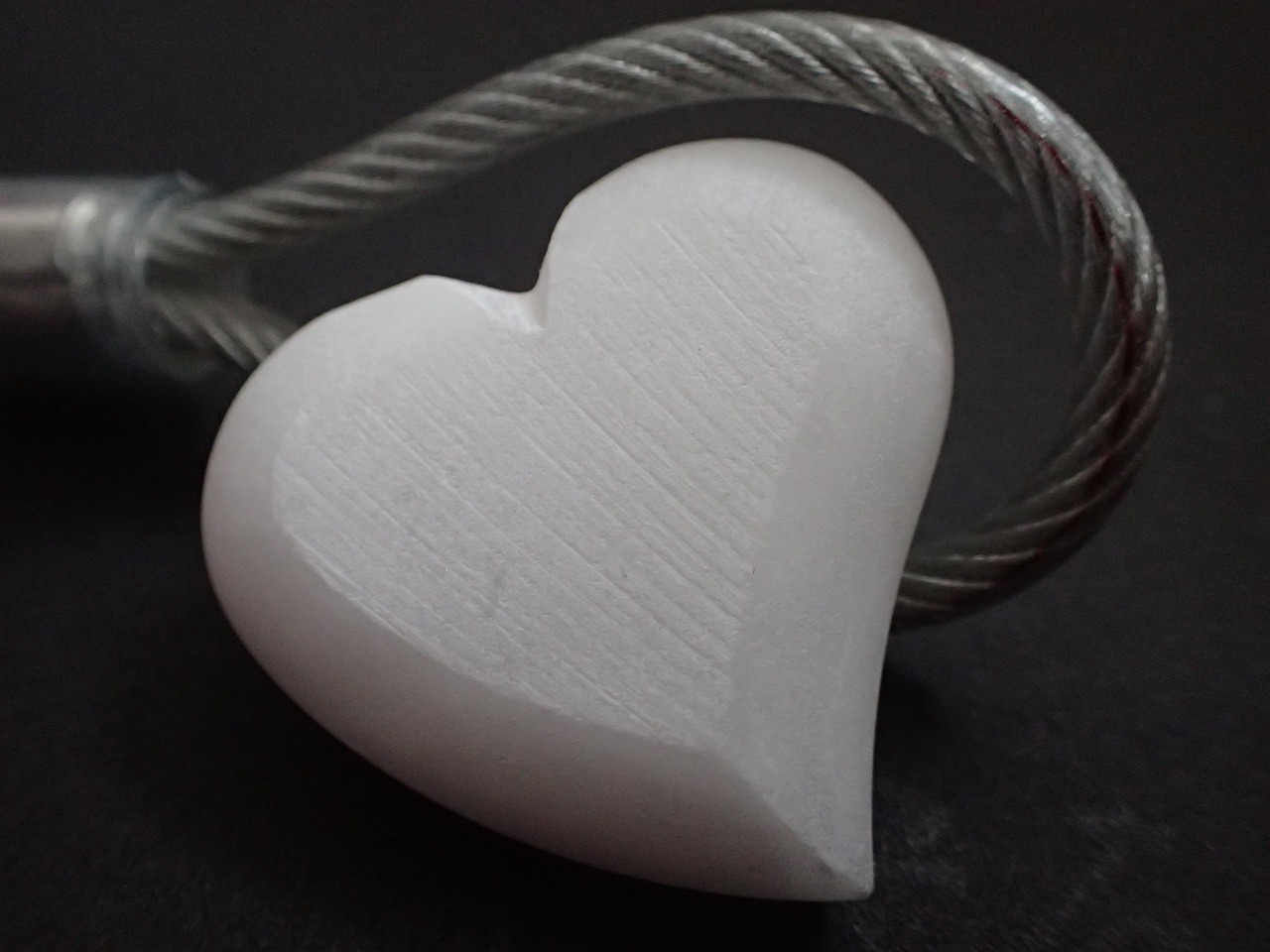 戀情公開動態(tài)，愛的勇氣與責(zé)任的展現(xiàn)