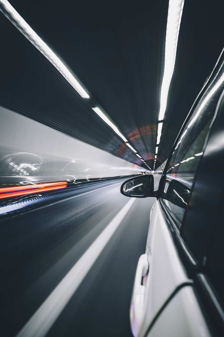 最新汽車企業(yè)動(dòng)態(tài)引領(lǐng)行業(yè)變革，塑造未來出行趨勢